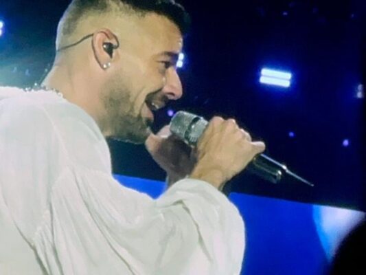 El cantante puertorriqueño Ricky Martin interpreta sus éxitos ante miles de fans durante su presentación de Live México 2026 en el Estadio Fray Nano.