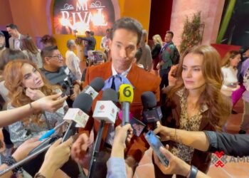 El elenco principal de Mi Rival, conformado por Ela Velden, Sebastián Rulli y Alejandra Barros, durante la presentación de la telenovela.