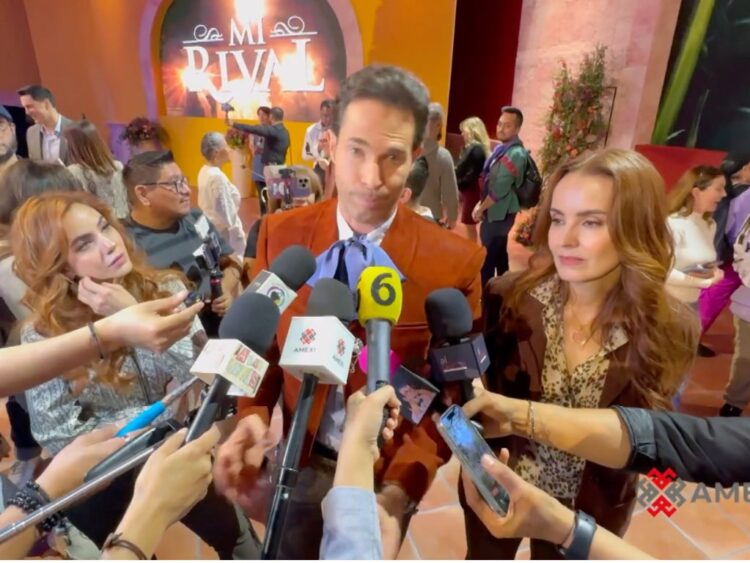El elenco principal de Mi Rival, conformado por Ela Velden, Sebastián Rulli y Alejandra Barros, durante la presentación de la telenovela.