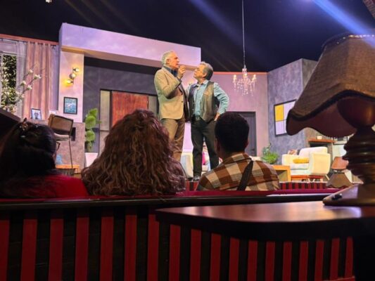 Arath de la Torre interpreta a los mellizos Martín y Martina en la obra La Señora Presidenta durante una escena de comedia en el Centro Cultural Teatro 2.