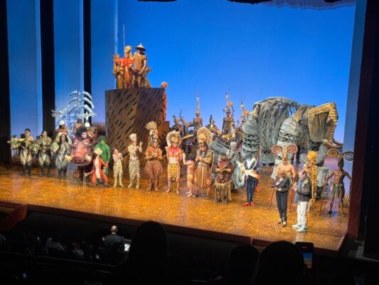 El elenco del musical El Rey León celebra funciones en el Teatro Telcel, donde Juan López Boyadjian debuta como Simba durante una función especial.