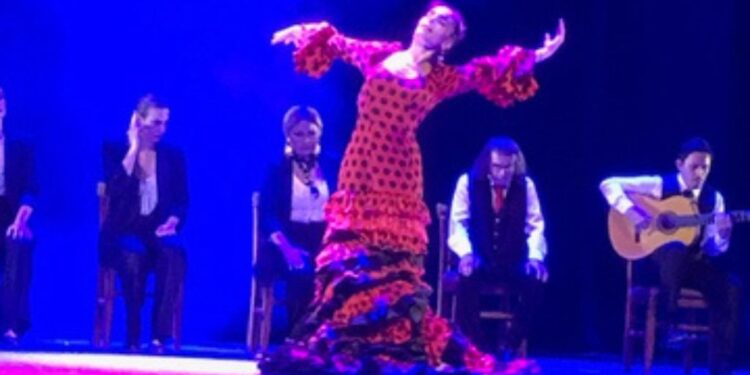 María Juncal baila flamenco sobre el escenario del Teatro de la Ciudad Esperanza Iris durante una presentación llena de fuerza y emoción.