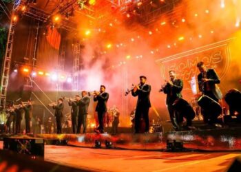 Multitud de asistentes disfruta el concierto de Banda MS durante el Gran Carnaval de Ensenada 2026 en el bulevar Costero.