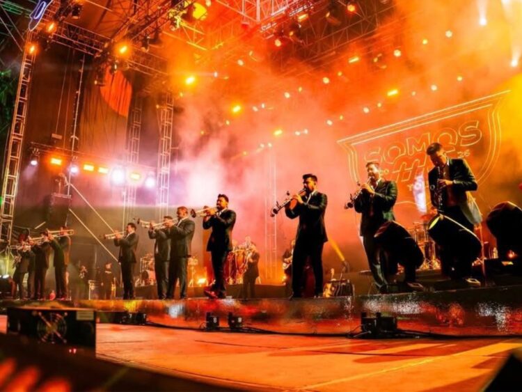 Multitud de asistentes disfruta el concierto de Banda MS durante el Gran Carnaval de Ensenada 2026 en el bulevar Costero.