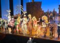 El elenco del musical El Rey León celebra funciones en el Teatro Telcel, donde Juan López Boyadjian debuta como Simba durante una función especial.