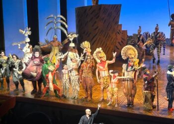 El elenco del musical El Rey León celebra funciones en el Teatro Telcel, donde Juan López Boyadjian debuta como Simba durante una función especial.