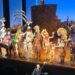 El elenco del musical El Rey León celebra funciones en el Teatro Telcel, donde Juan López Boyadjian debuta como Simba durante una función especial.