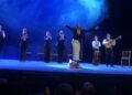 María Juncal baila flamenco sobre el escenario del Teatro de la Ciudad Esperanza Iris durante una presentación llena de fuerza y emoción.