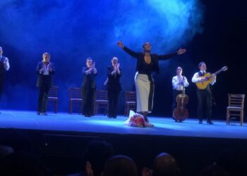 María Juncal baila flamenco sobre el escenario del Teatro de la Ciudad Esperanza Iris durante una presentación llena de fuerza y emoción.