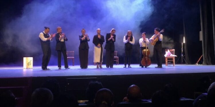 María Juncal baila flamenco sobre el escenario del Teatro de la Ciudad Esperanza Iris durante una presentación llena de fuerza y emoción.
