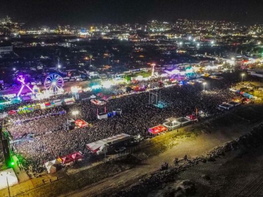 Multitud de asistentes disfruta el concierto de Banda MS durante el Gran Carnaval de Ensenada 2026 en el bulevar Costero.