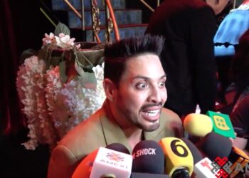 Omar Suárez habla ante medios sobre Aracely Arámbula y aclara los motivos de su salida del proyecto teatral.