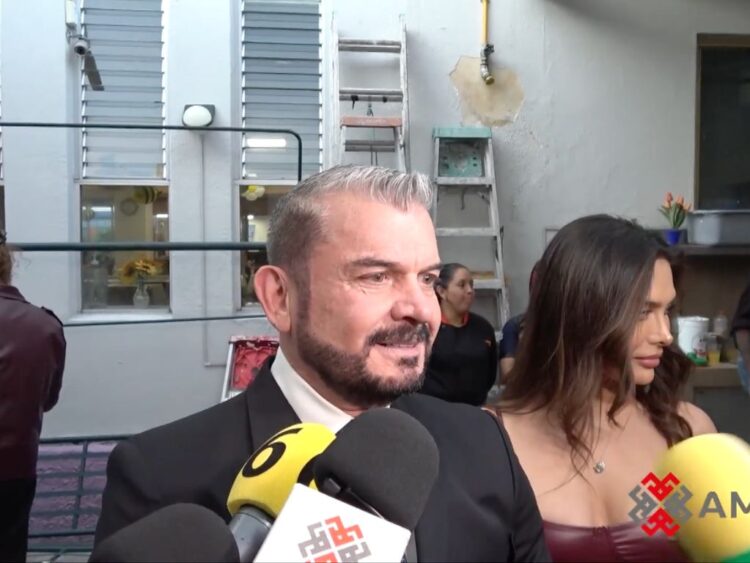 Sergio Basañez durante entrevista con medios, donde habla de su postura sobre el amor y su vida personal.