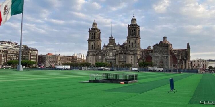 El Zócalo convertido en una cancha de futbol para la clase más grande del mundo. AMEXI/ Foto: La Isabel