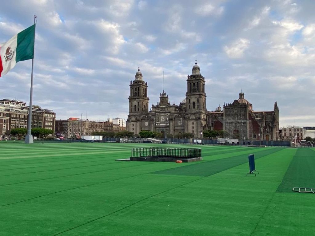 El Zócalo convertido en una cancha de futbol para la clase más grande del mundo. AMEXI/ Foto: La Isabel