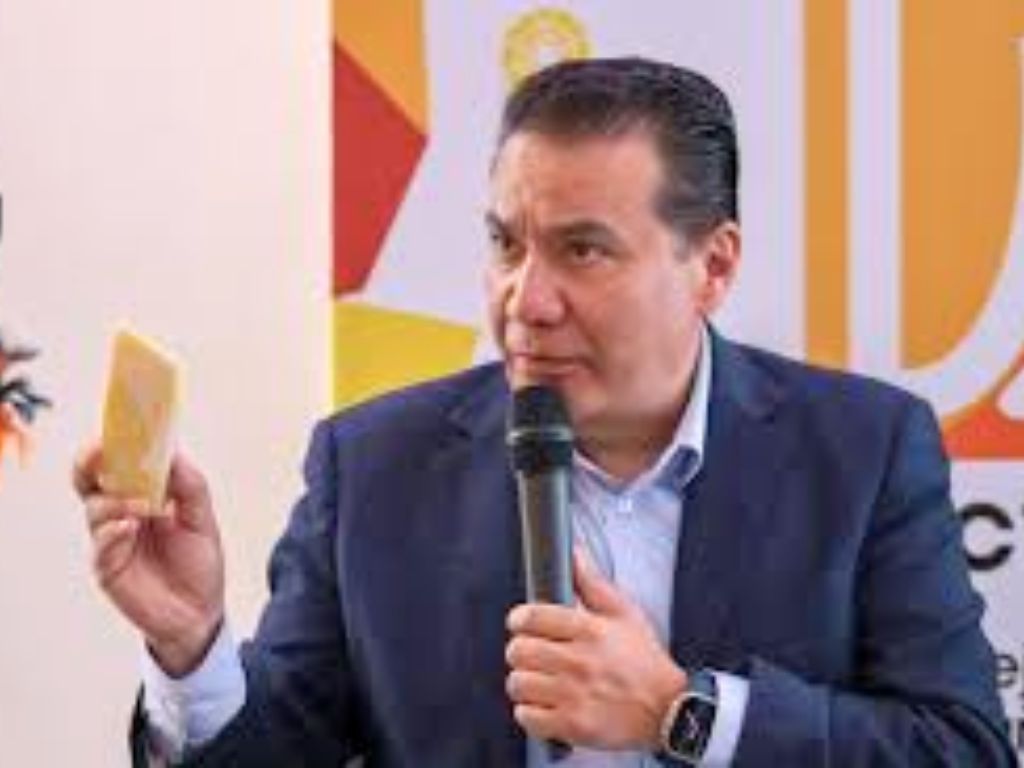 El secretario de Turismo, Roberto Monroy García.