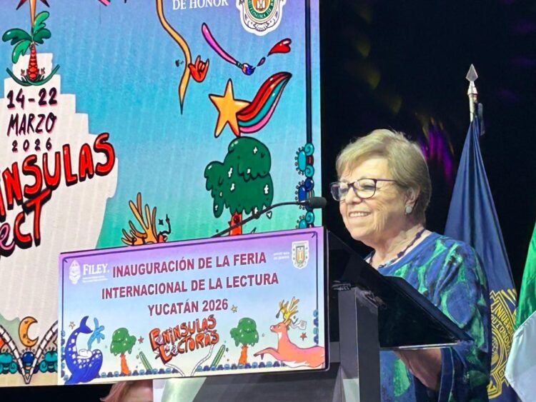 Premian a Elsa Cross en Mérida