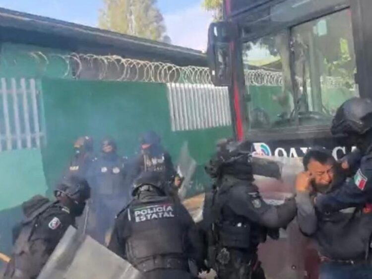 En operativo para despejar calles en Oaxaca, se logró la detención de 7 manifestantes