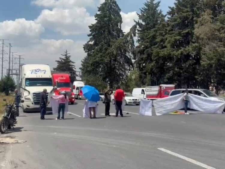 Familiares de dos gaseros desaparecidos mantienen bloqueo en la México-Toluca; exigen reactivar búsqueda