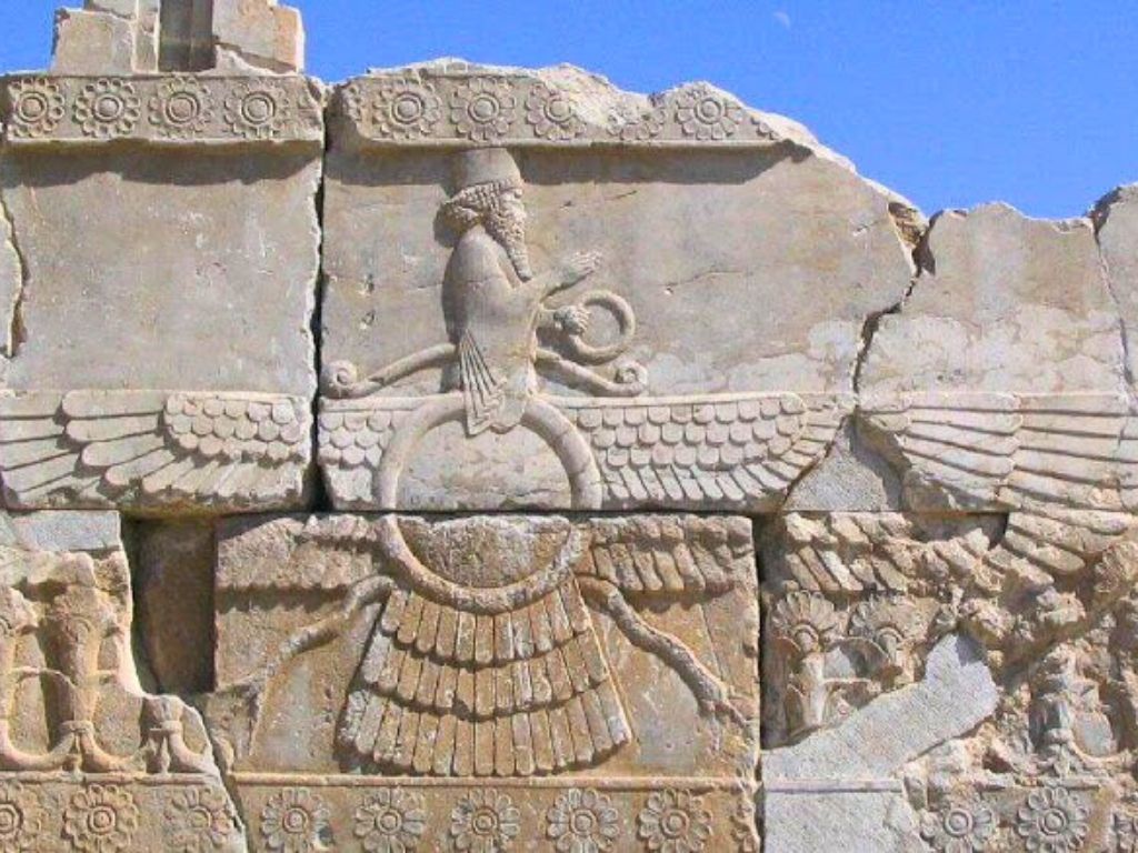 Faravahar, símbolo real del Zoroastrismo. Relieve de Persépolis.