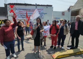 Al salir del Tribunal Federal de Conciliación y Arbitraje en la CDMX, la doctora María Belén Benítez López denuncia amenazas de despido masivo de los integrantes del FINTRAS.