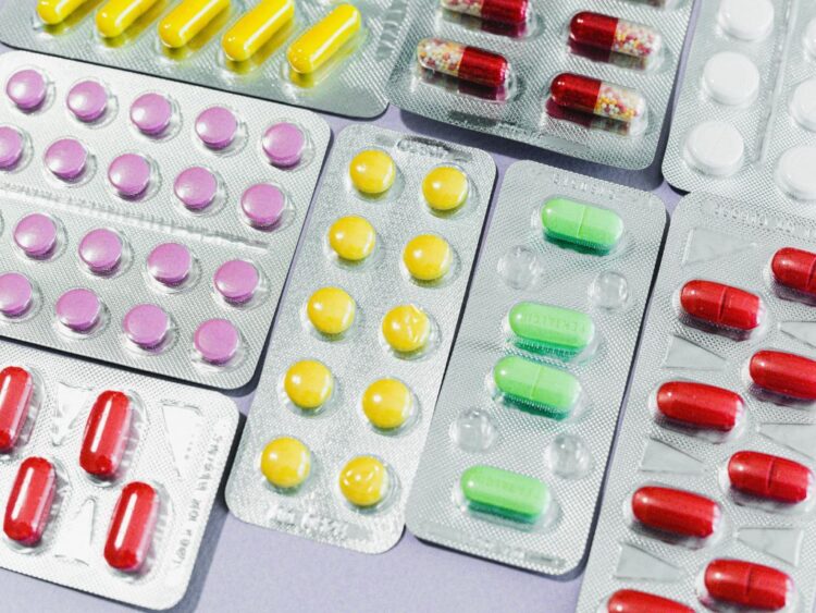 Reporta Sheinbaum el 97% de abasto de medicamentos; reconoce fallas en distribución