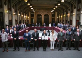 Gobierno renueva acuerdo con gasolineros para mantener la gasolina regular por debajo de 24 pesos