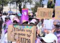 Colectivas de mujeres y familias se reúnen en plazas públicas en varias ciudades del país