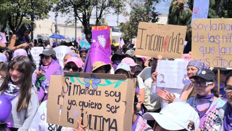 Colectivas de mujeres y familias se reúnen en plazas públicas en varias ciudades del país