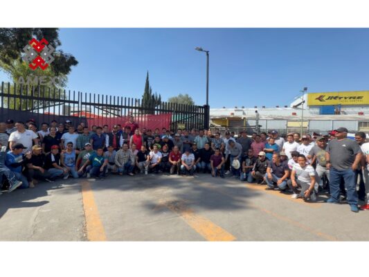 Plantón de trabajadores de Tornel durante huelga mientras esperan recuento laboral supervisado por autoridades.