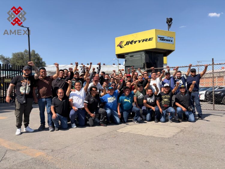Trabajadores en huelga de Tornel reunidos en planta de Tultitlán, Edomex.