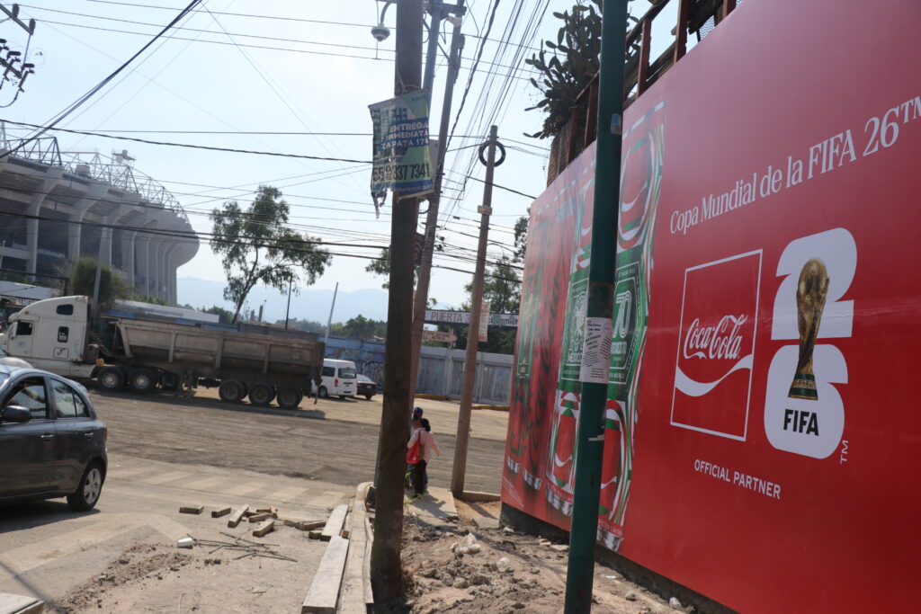 Excavación de personal de Segiagua para reparar socavón en la calle San Benito, alcaldía Coyoacán.