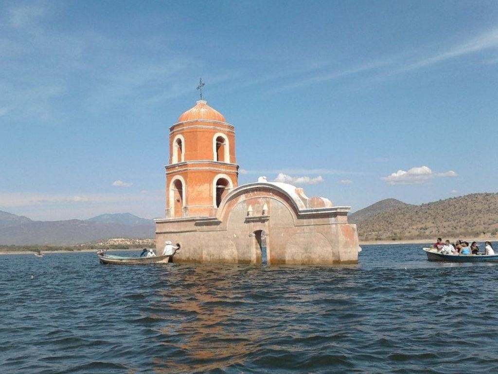 Iglesia bajo las aguas en el viejo Churumuco