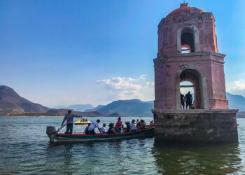Iglesia bajo las aguas en el viejo Churumuco
