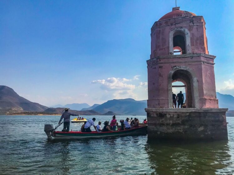 Iglesia bajo las aguas en el viejo Churumuco