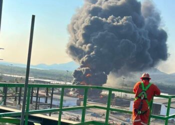Incendio controlado en refinería de Salina Cruz.
