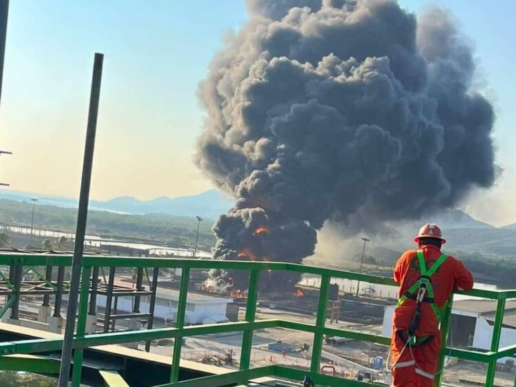 Incendio controlado en refinería de Salina Cruz.