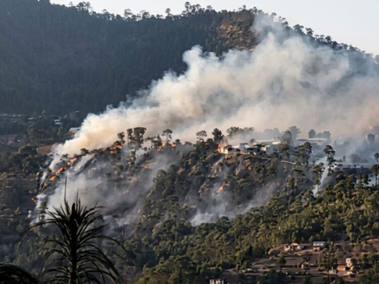 Incendio forestal provocado en zona en conflicto alcanzó zona poblada, evacuan familias