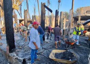 Indagan la causa del incendio en Puerto Escondido