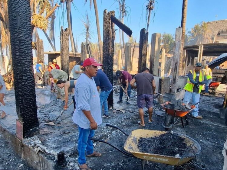Indagan la causa del incendio en Puerto Escondido