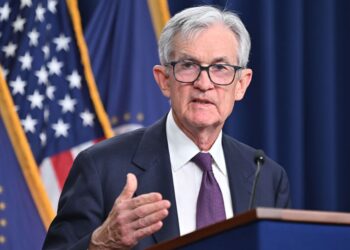 El presidente de la Reserva Federal, Jerome Powell, informó que la economía de Estados Unidos mantiene su crecimiento, mientras la inflación continúa por encima del objetivo del 2 %.