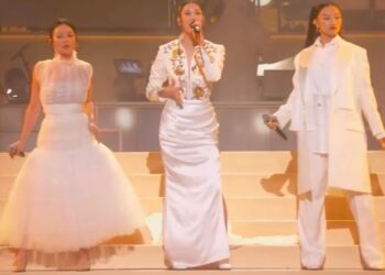 Las intérpretes de “K-pop Demon Hunters” presentan “Golden” durante la gala de los Premios Oscar 2026, donde la canción ganó el premio a Mejor Canción Original. | AMEXI/FOTO: Captura de pantalla