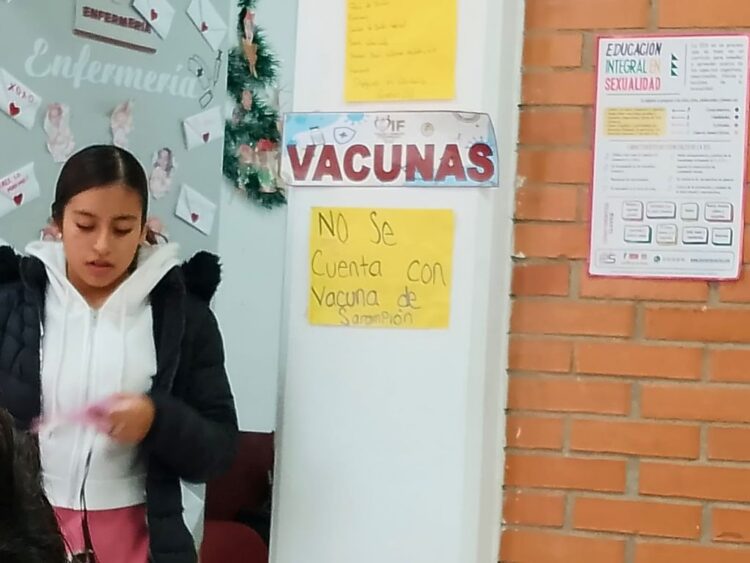 La caída en la vacunación y la falta de vacunas en algunas regiones llevan a más de 13 mil la cifra de casos de sarampión en México.