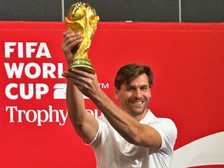 La réplica oficial de la Copa FIFA en Mérida.