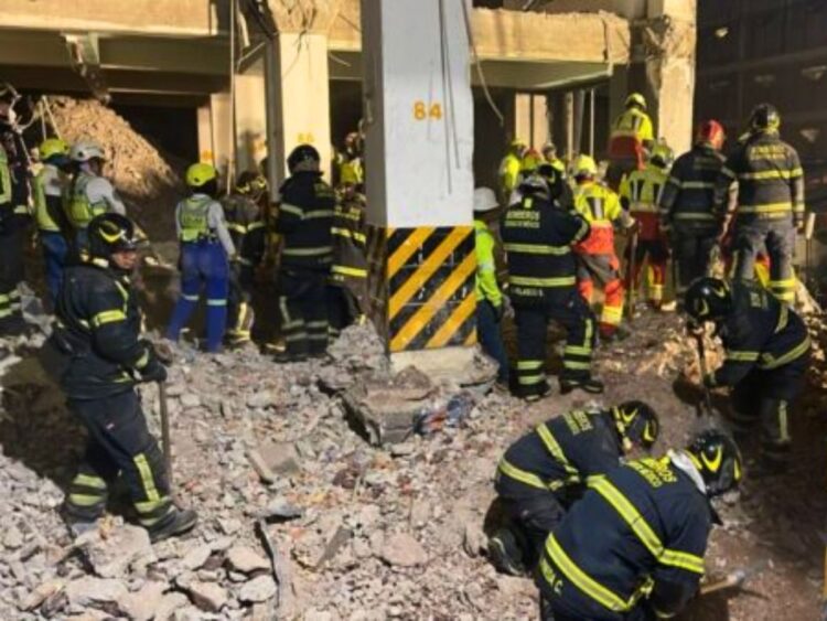 Peritos de la Fiscalía de la CDMX investigarán colapso de edificio en demolición en la colonia Tránsito.