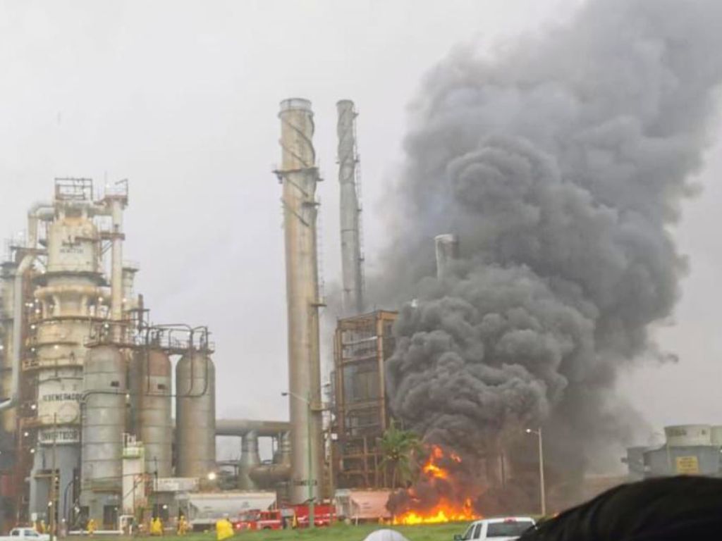 Labores de sofocamiento del incendio en la refinería de Salina Cruz.
