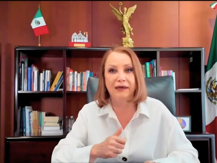 Recibe el Senado la iniciativa para topar las pensiones de exfuncionarios. En la foto, Laura Itzel Castillo, presidenta de la mesa directiva del Senado.