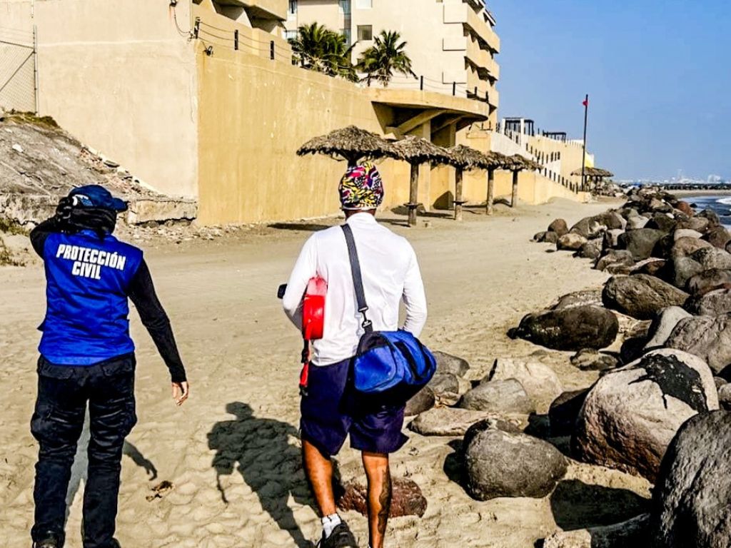 Llega contaminación de chapopote a Boca del Río; proviene de un barco en costas de Tabasco