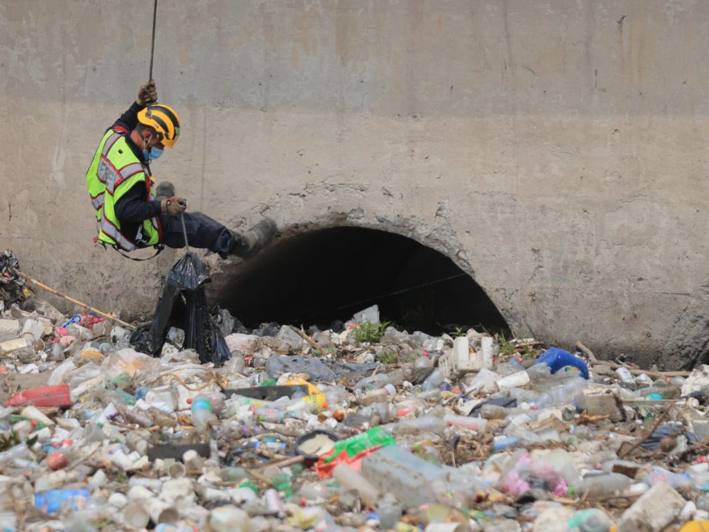 Madres buscadoras rastrean canal de Cartagena en Ecatepec
