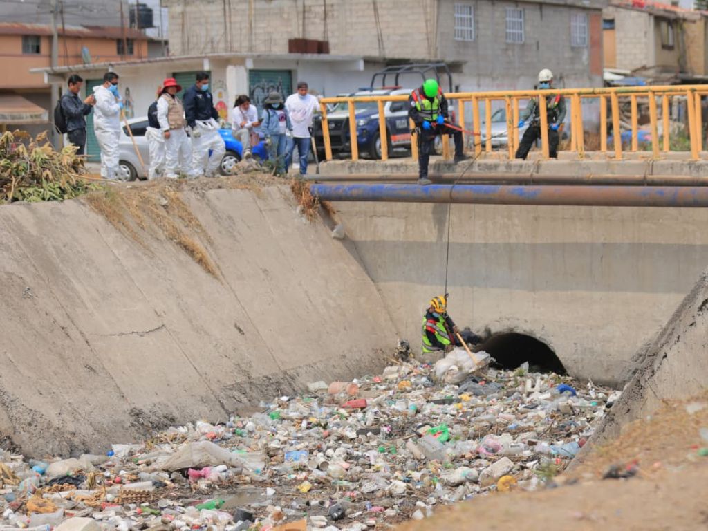 Madres buscadoras rastrean canal de Cartagena en Ecatepec